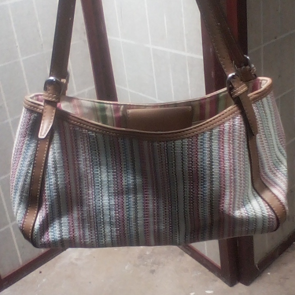FOSSIL purse USED BLUE STAIN ON INSIDE CANT SEE STAIN ON OUTSIDE HAS SERIAL #